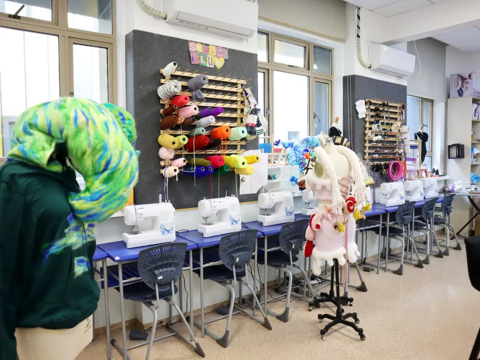 面料与纺织工作室：材料实验与手工艺创作