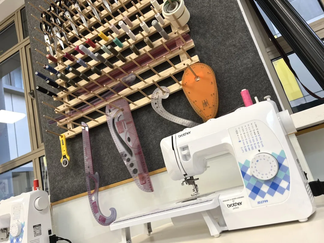 缝纫机与针线工具：服装制作设备
