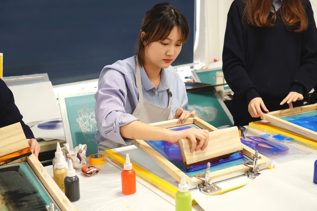 丝网印刷工作坊，学生动手实践