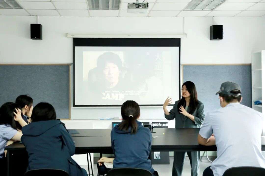 上海耀华古北校区课堂与学生作品展示,映照AI时代创作门槛提高的趋势与教育观点