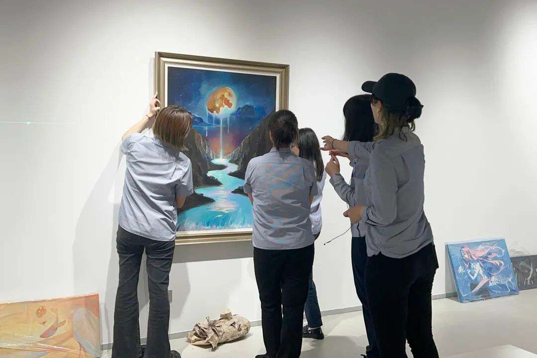 学生们在上海耀华古北校区布置艺术大展，跨学科协作落地创作观点（其一）
