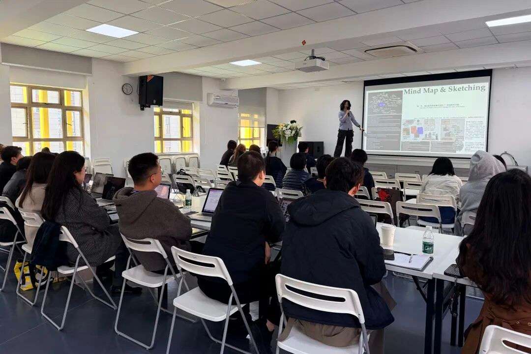 学生与艺术组老师进行作品集Presentation现场（其一），训练表达与批判性观点