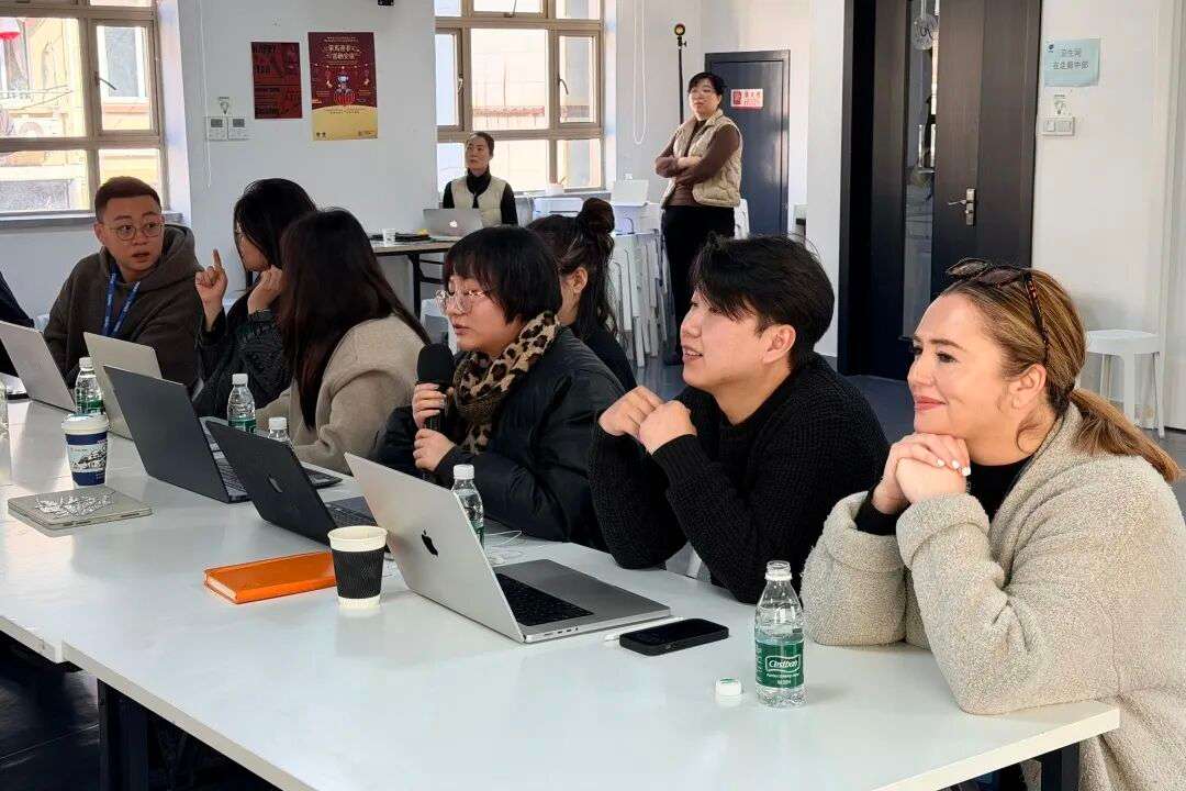 学生与老师进行作品集Critique评议（其二），打磨叙事与视觉语言