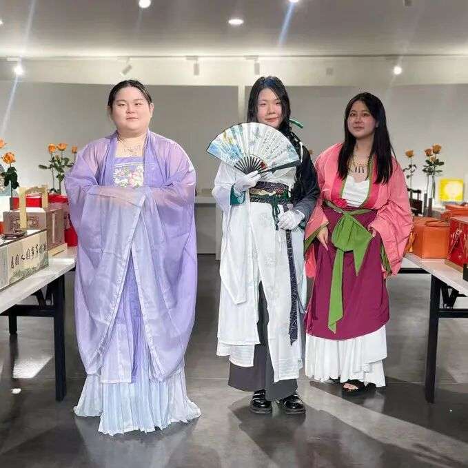 耀华的中秋主题布置与展板，呈现校园中秋活动亮点