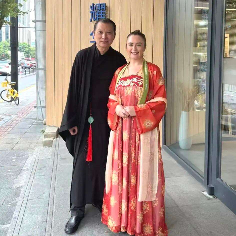 活动现场的中秋装置与汉服元素，展现传统美学