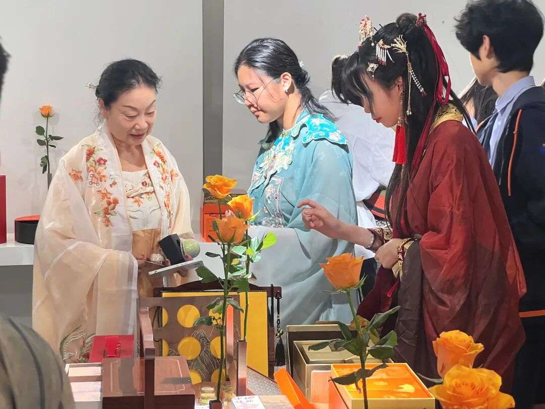 汉服日活动走廊与教室场景，学生与家长身着汉服参与上海耀华古北校区中秋活动