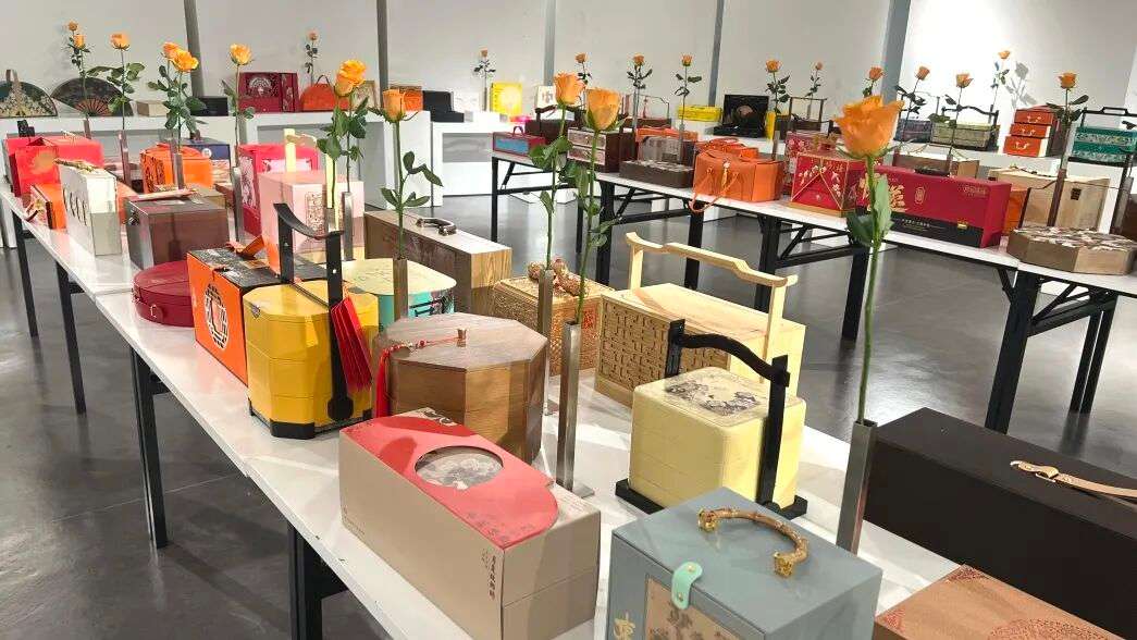 月饼礼盒与黄玫瑰陈列，营造优雅的中秋活动氛围