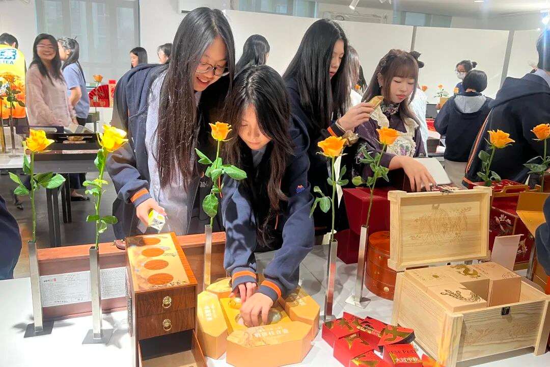 苏式、广式与滇式月饼拼盘，搭配茶点的品鉴桌