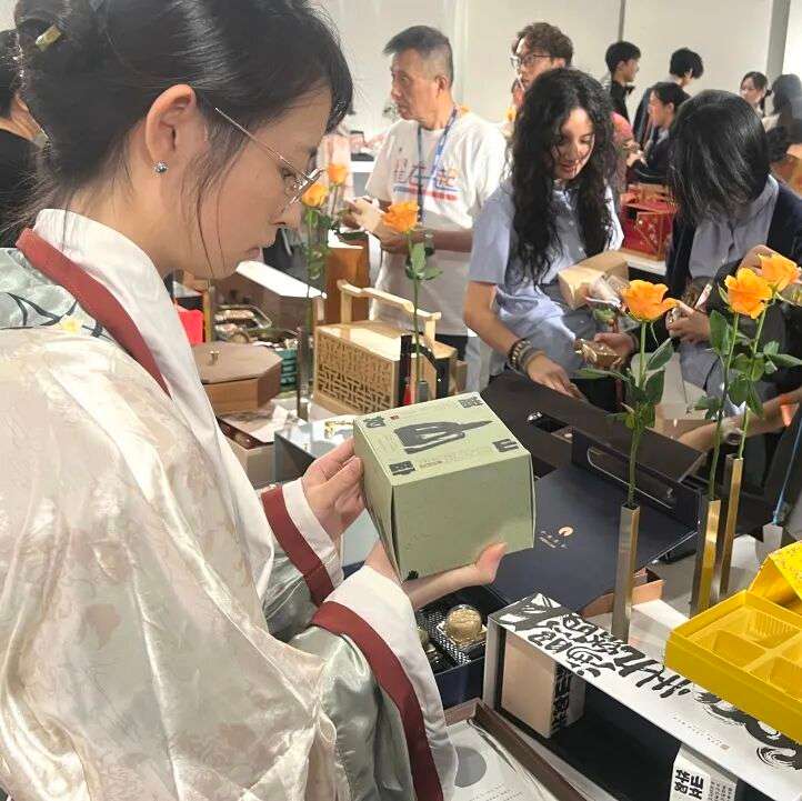 学生家长奉上的清雅茶饮，与月饼相得益彰