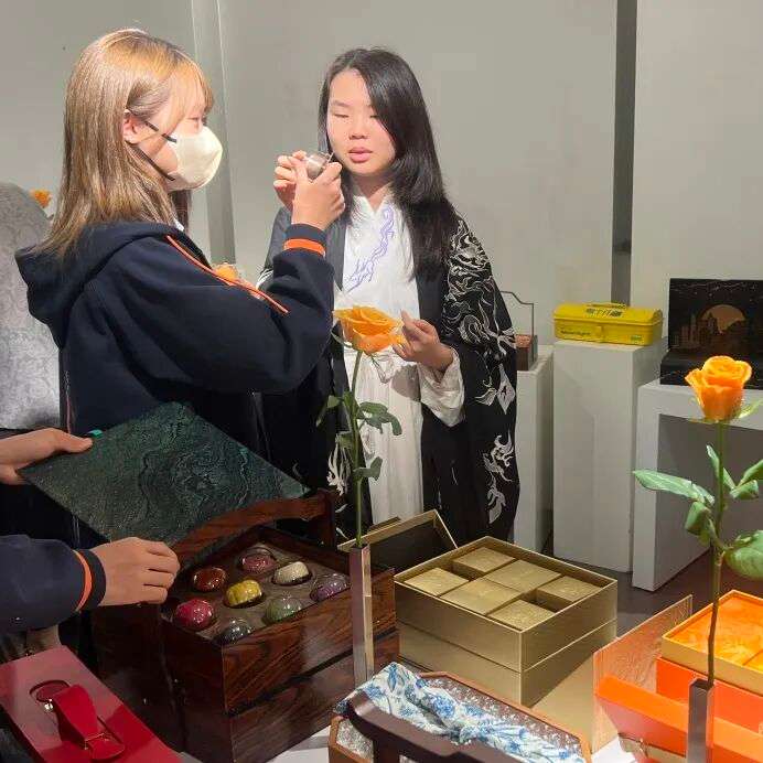 学生参与月饼品鉴与交流的现场瞬间