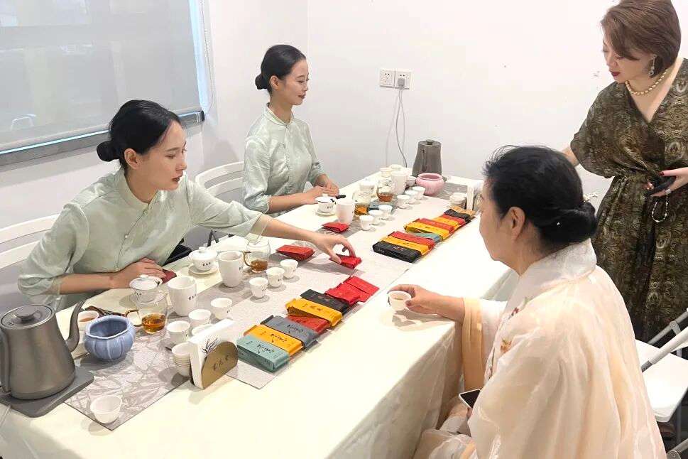 月饼盛宴与汉服日交织的热闹场景