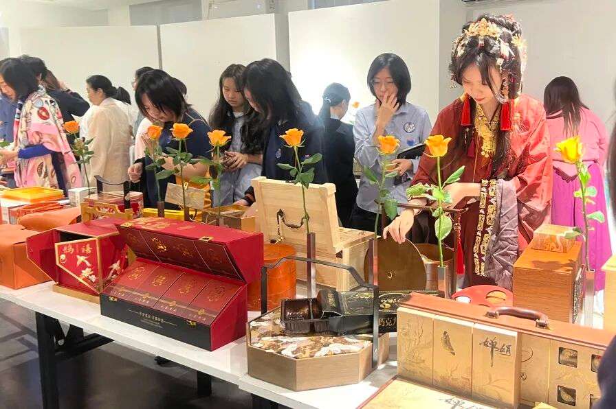 同学们在中秋活动中微笑合影，感受团圆与文化之美