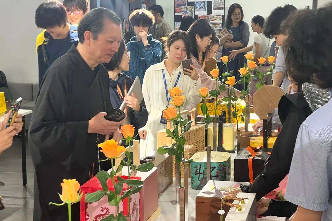 月饼包装上的雕花木纹与传统纹样，启发设计思考