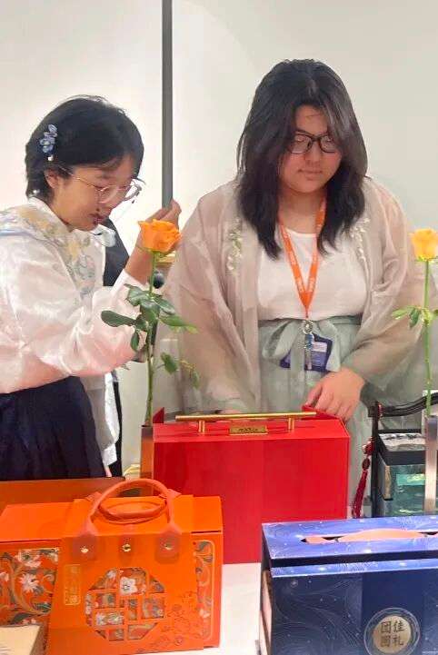 课堂讨论如何将传统元素融入现代设计的片段