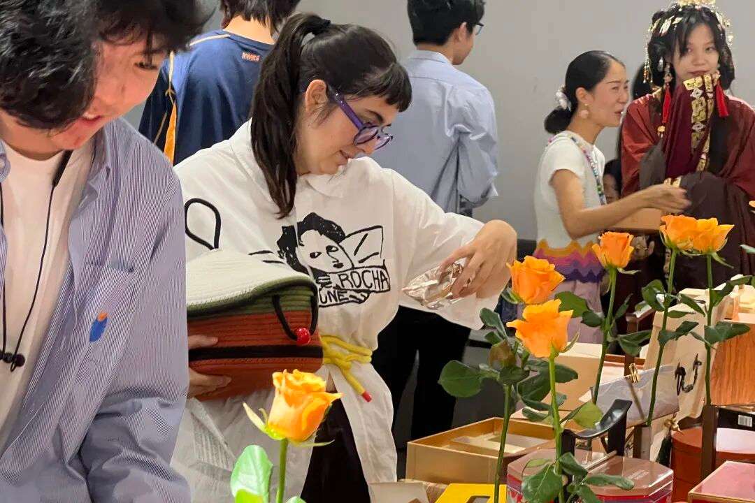 学生展示与“团圆”主题相关的创意作品
