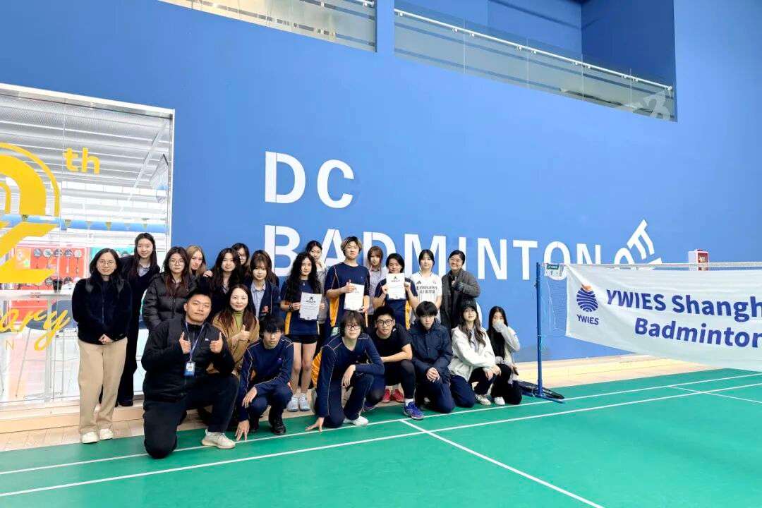 古北耀华首届校园羽毛球比赛开幕现场,学生在球场准备开赛