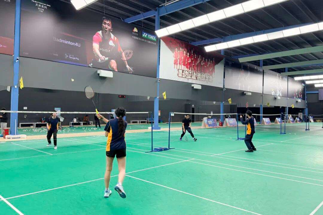 学生在古北耀华羽毛球比赛中高远球对拉，攻防转换迅速