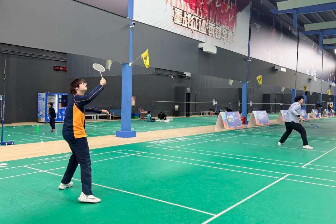 网前搓球对抗，紧张激烈的校园羽毛球比赛瞬间