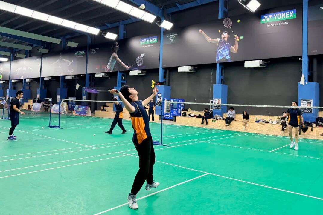 选手快速移动救球，展现速度与反应能力