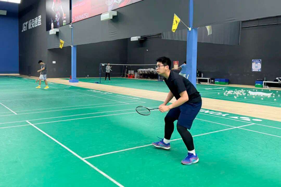 发球与接发球回合对抗，技术与策略兼备