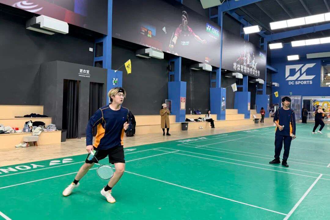 古北耀华校园羽毛球比赛赛场全景，观众热情助威