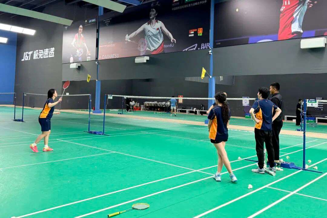 学生参与羽毛球娱乐赛，轻松愉快地体验运动乐趣