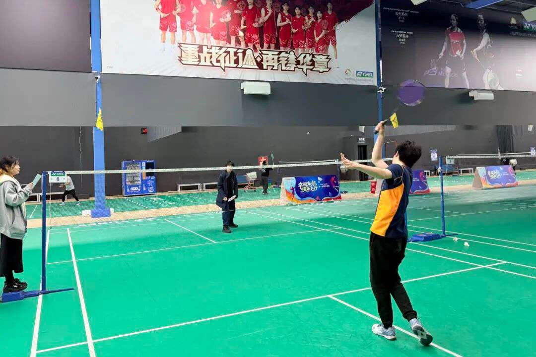 同学们在娱乐赛中互动练习，校园体育氛围浓厚