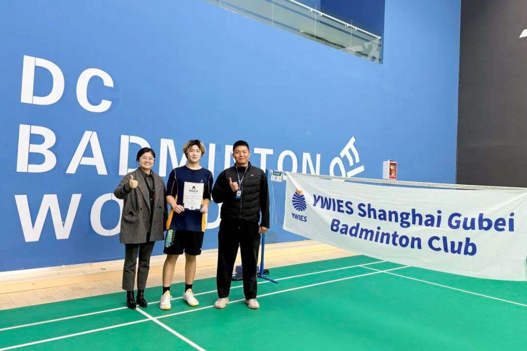 冠军颁奖:G11 Andy Sun在古北耀华校园羽毛球比赛中夺冠,现场合影