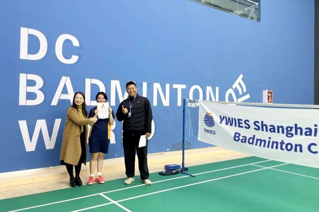 季军颁奖:G11 Grace Xu在羽毛球比赛中的荣誉时刻