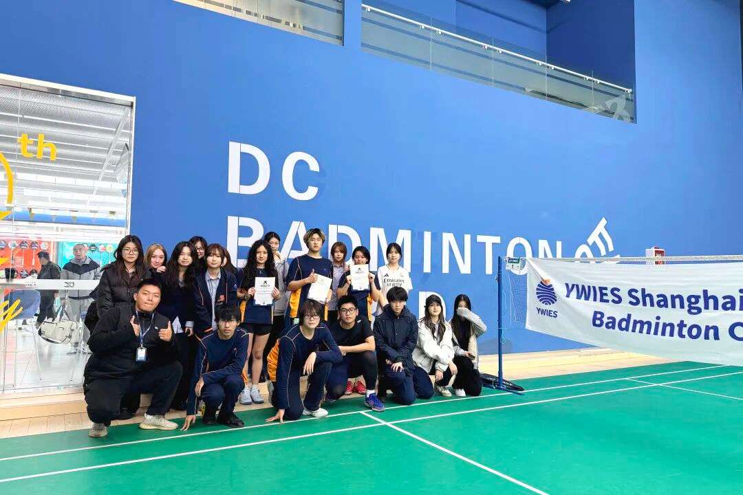 参赛师生合影,为首届校园羽毛球比赛画上圆满句号