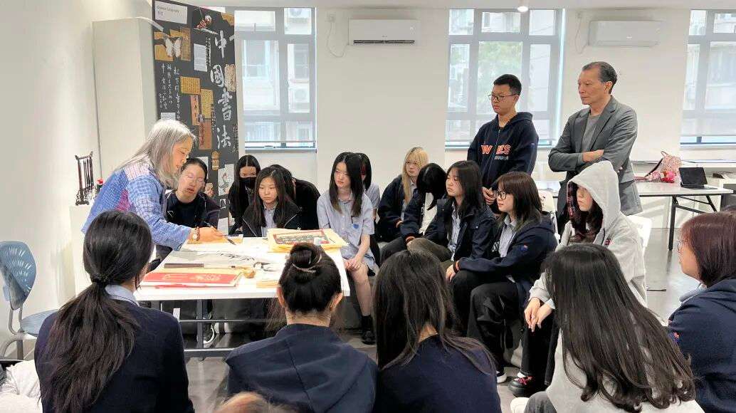 中国文化遗产书法课堂:学生进行书法创作与传统文化学习