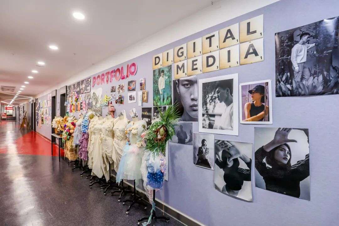 校内小型摄影棚:灯光与背景系统