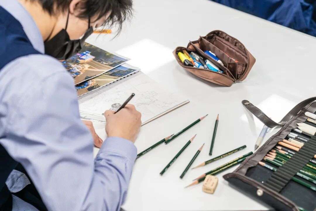 入学考试现场或作品展示:英语、数学、创意涂鸦与面试相关场景