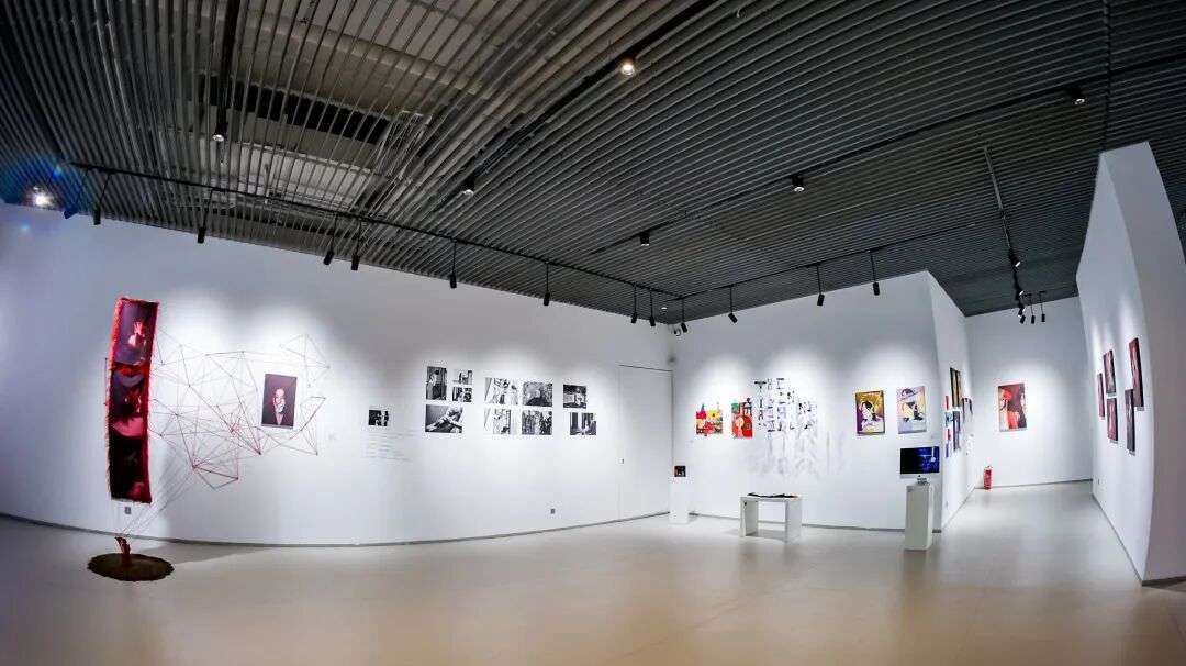 年度艺术大展现场：学生作品与公众互动交流（上海耀华古北校区）