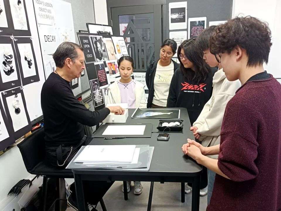 学生在上海古北周末预备课程中进行艺术创作实践（一）