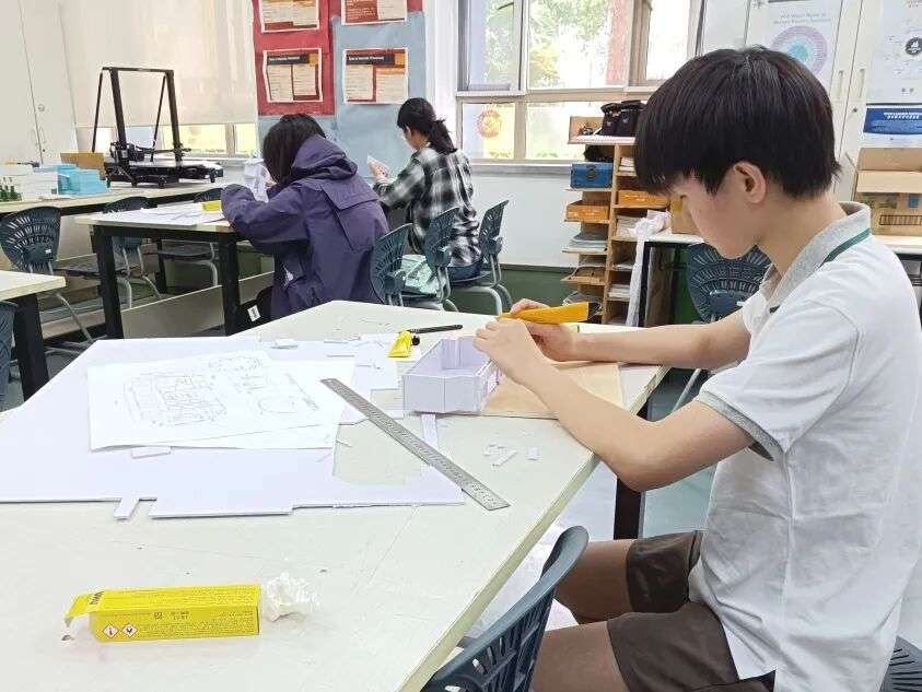 学生在周末预备课程课堂进行多媒介艺术探索（二）