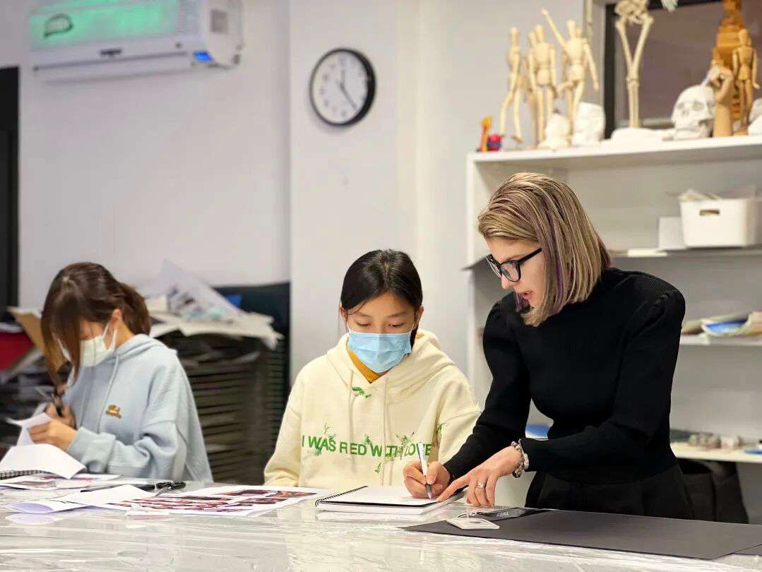 学生在周末预备课程中进行动手实践与团队协作（四）