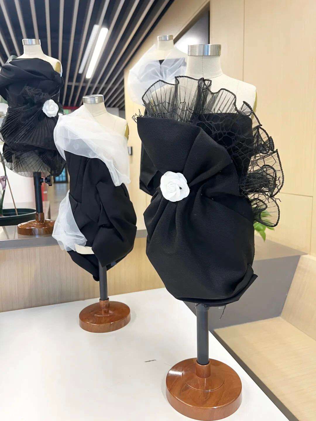 周末预备课程结业展示现场，学生讲解自己的艺术创作（一）