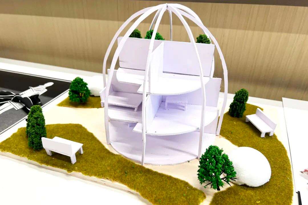 学生展示火星居住建筑模型或相关设计图（二）