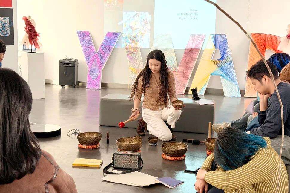 艺术疗愈环节现场，讲师带领学生进行冥想与放松