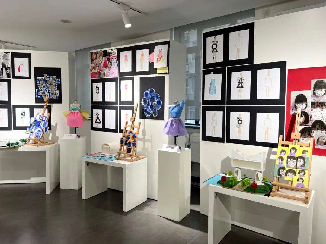 学生小人台、服饰或立体作品在展厅陈列（三）