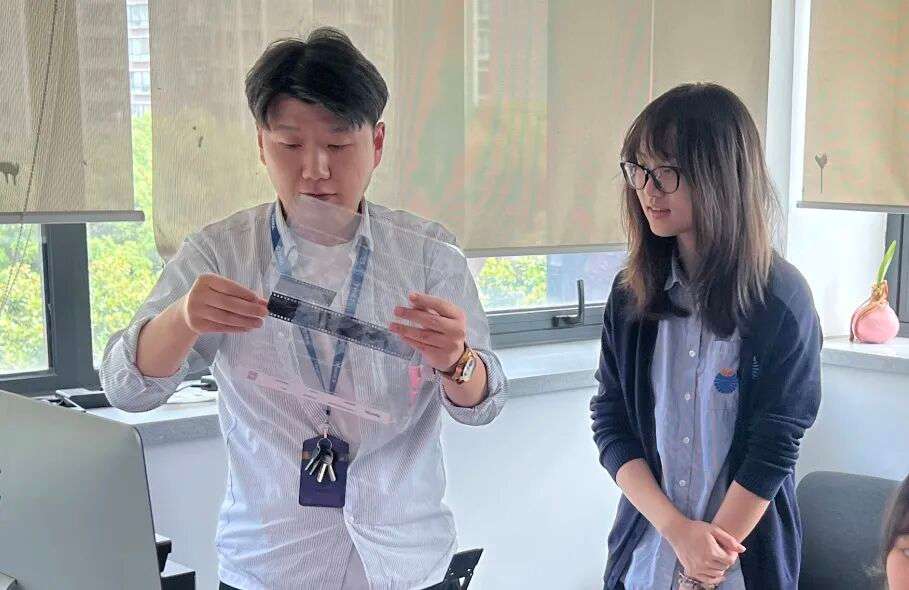 Angel与导师Revelin在课堂讨论数字媒体创作思路与技术要点的场景