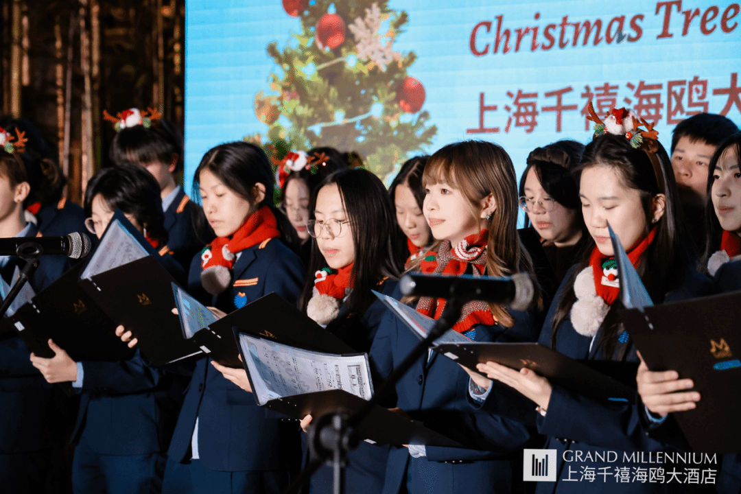 圣诞树亮灯时刻，学生合唱团在舞台上演唱经典圣诞颂歌