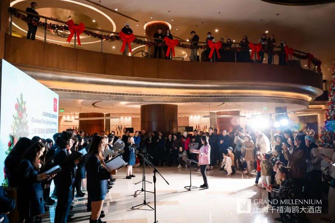 学生合唱团表演片段，和声在酒店大堂中回荡