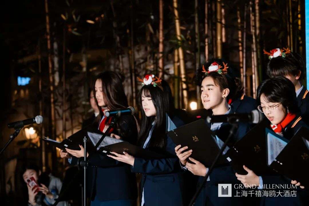 音乐老师现场指导学生合唱，逐句推敲和声细节