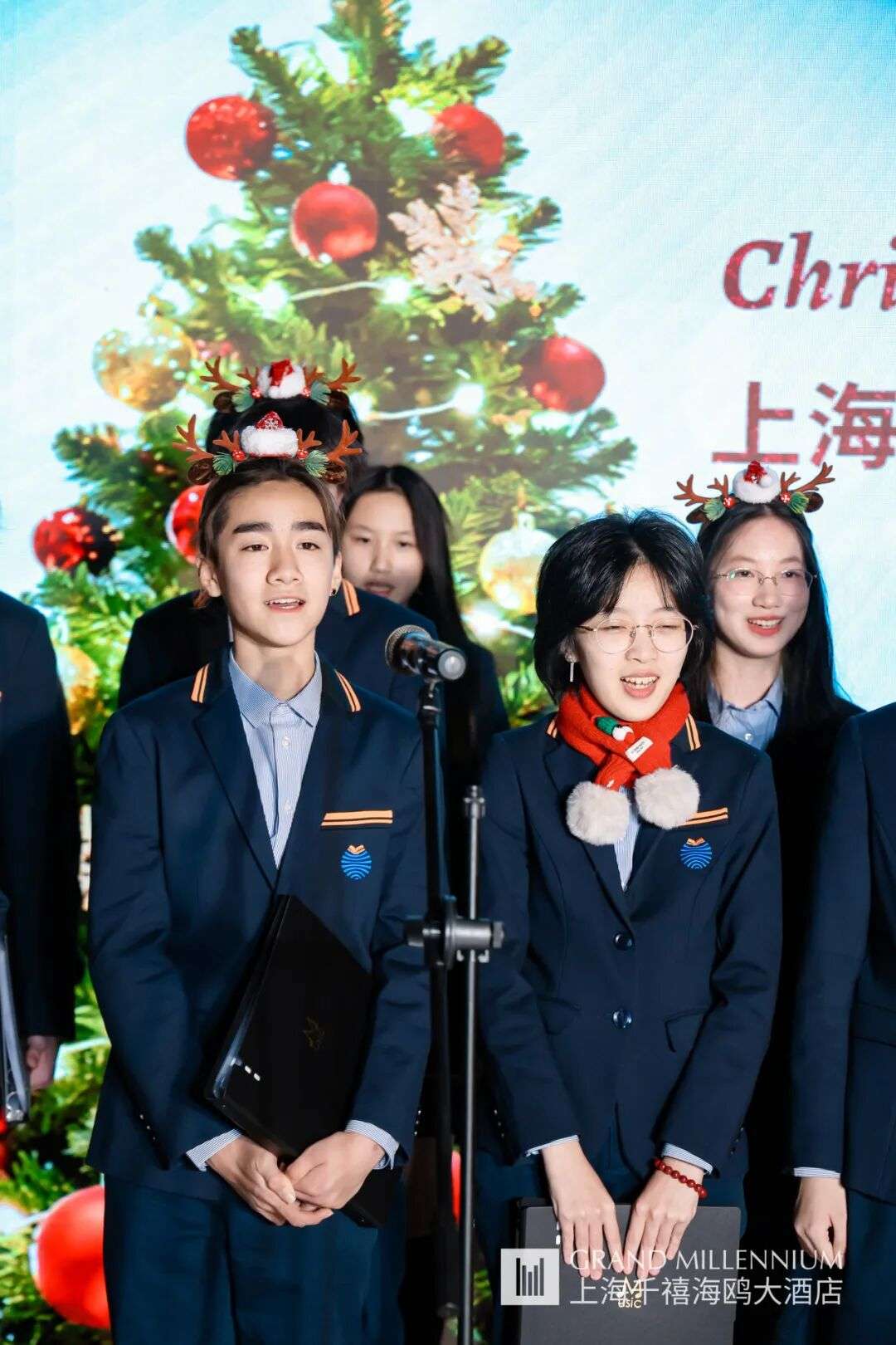 学生合唱团成员专注演唱的近景，展现学生合唱的默契与投入