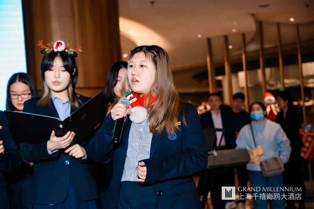 观众与学生合唱互动的现场瞬间，氛围温暖热烈