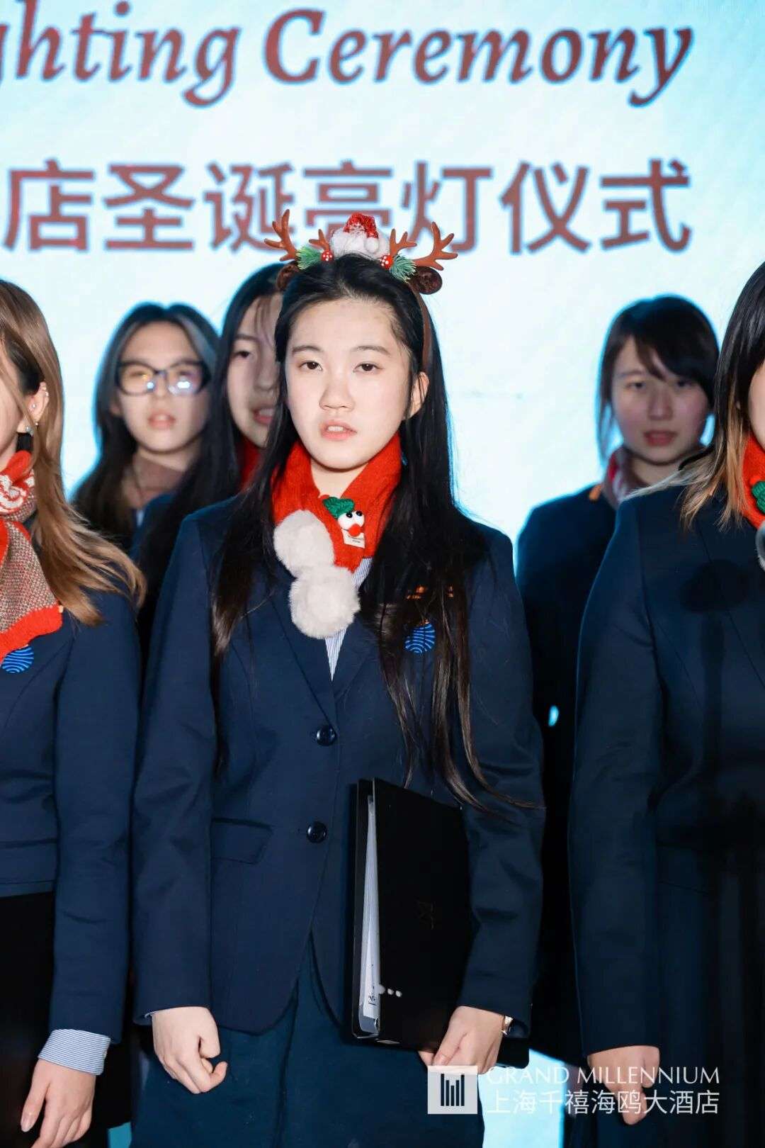 学生合唱团在舞台上的队形与指挥配合，展现专业舞台素养