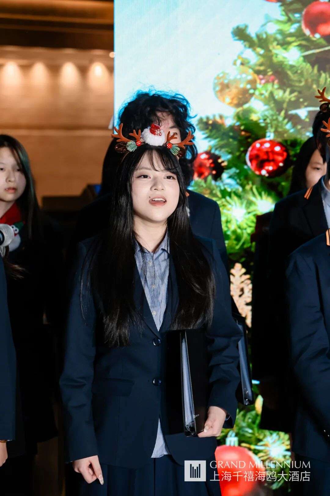 学生合唱成员自信从容地演唱，呈现优美和声