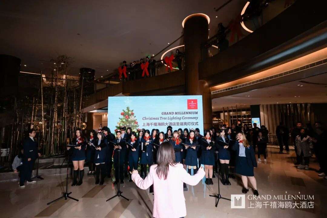 上海千禧海鸥大酒店圣诞树旁的演出花絮与学生合唱身影